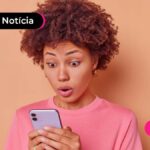 Pessoa segurando um celular