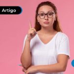 imagem de mulher pensando com a mão levantada