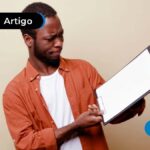 imagem de homem adulto segurando folha de papel com expressão confusa