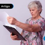 Pessoa segurando uma prancheta