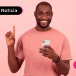 Imagem de homem feliz segurando o celular