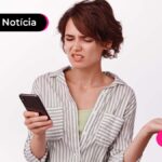 imagem de mulher olhando para o celular com expressão de confusa