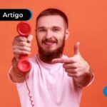 Uma pessoa segurando um telefone e sorrindo