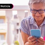 Imagem de mulher idosa olhando para o celular
