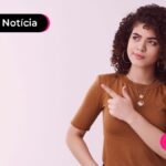 imagem de mulher com o dedo apontado para cima
