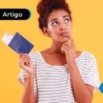 Mulher com cabelo preso e blusa listrada segurando uma Carteira de Trabalho e Previdência Social.