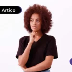 Pessoa com camisa preta e mão no queixo com expressão de pensativa.