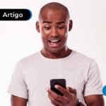 Imagem de homem feliz olhando para o celular