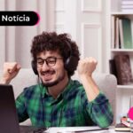 Pessoa com as mãos pra cima comemorando
