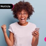 imagem de mulher feliz segurando o celular