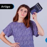 imagem de mulher segurando uma calculadora