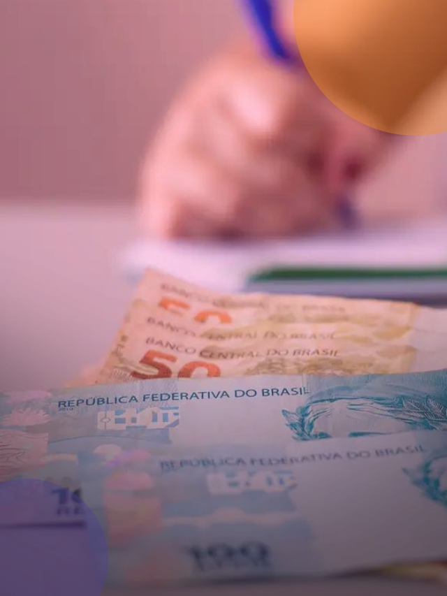 imagem de notas de dinheiro e pessoa anotando algo