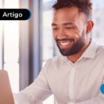Imagem de pessoa sorrindo olhando para o notebook