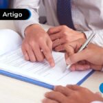 Duas pessoas lendo um documento com uma caneta na mão.
