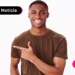 Jovem com expressão de felicidade vestindo blusa marrom