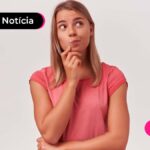 Jovem com expressão de dúvida, com uma das mãos está tocando no queixo.