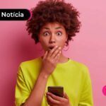 Pessoa de blusa amarela com expressão de surpresa
