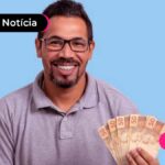 Pessoa segurando notas de 50 reais em mãos
