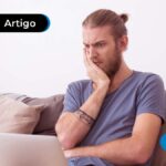 Imagem de pessoa com cara de preocupado olhando para o notebook