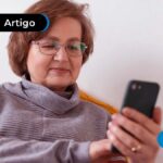 Imagem de pessoa segurando celular e olhando para ele