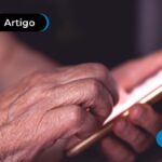 Pessoa segurando um celular com as mãos