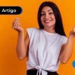 Jovem com expressão de felicidade com blusa branca.