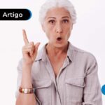 Imagem de pesssoa com a boca semi aberta e mão levantada
