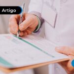 Imagem de médico analisando prontuário