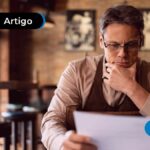 Imagem de pessoa olhando o notebook com expressão de concentração
