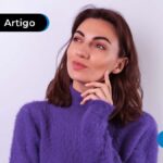 Imagem de pessoa pensando com tricot azul