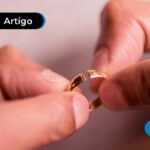Pessoa segurando uma aliança