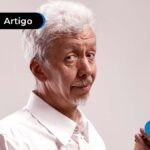 Idoso com blusa branca e expressão assustada