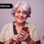 Idosa com celular em mãos