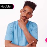 Jovem de camiseta azul com a mão no queixo, enquanto está pensativo