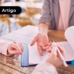 pessoas com papeis sob uma mesa