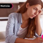 Jovem com expressão de preocupada com a mão na cabeça.