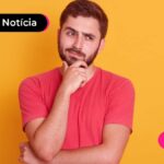 Pessoa com camisa rosa e expressão pensativa
