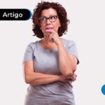Pessoa com expressão de dúvida com uma das mãos tocando o queixo.