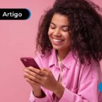 imagem de pessoa sorrindo olhando para o celular