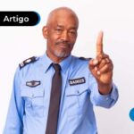 Pessoa idosa vestindo uniforme.