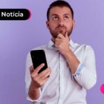 Imagem de pessoa olhando para o celular e com a mão no queixo