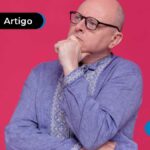 Pessoa usando oculos e com camisa azul e expressão pensativa