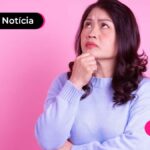 Imagem de pessoa com os braços cruzados e com uma mão no queixo