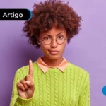 Uma imagem que ilustra uma mulher e ao fundo uma parede roxa.
