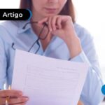 imagem de pessoa olhando para o papel e pensando
