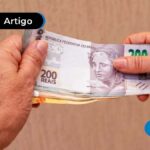 Imagem de pessoa segurando notas de 200 reais