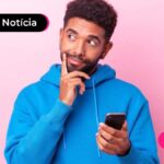 Jovem com expressão de pensativo vestindo moletom azul. No fundo, uma parede rosa.