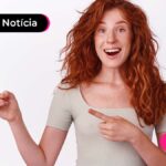 Imagem de pessoa com olhar sorridente apontando para a lateral