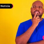 Jovem vestindo blusa azul e com expressão de pensativo.