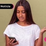imagem de pessoa olhando para o celular